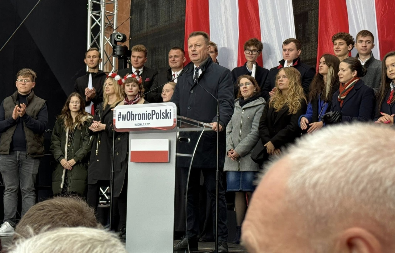 Manifestacja PiS na Placu Zamkowym w Warszawie [11.10.2025] - zdjęcie #6 - eOstroleka.pl