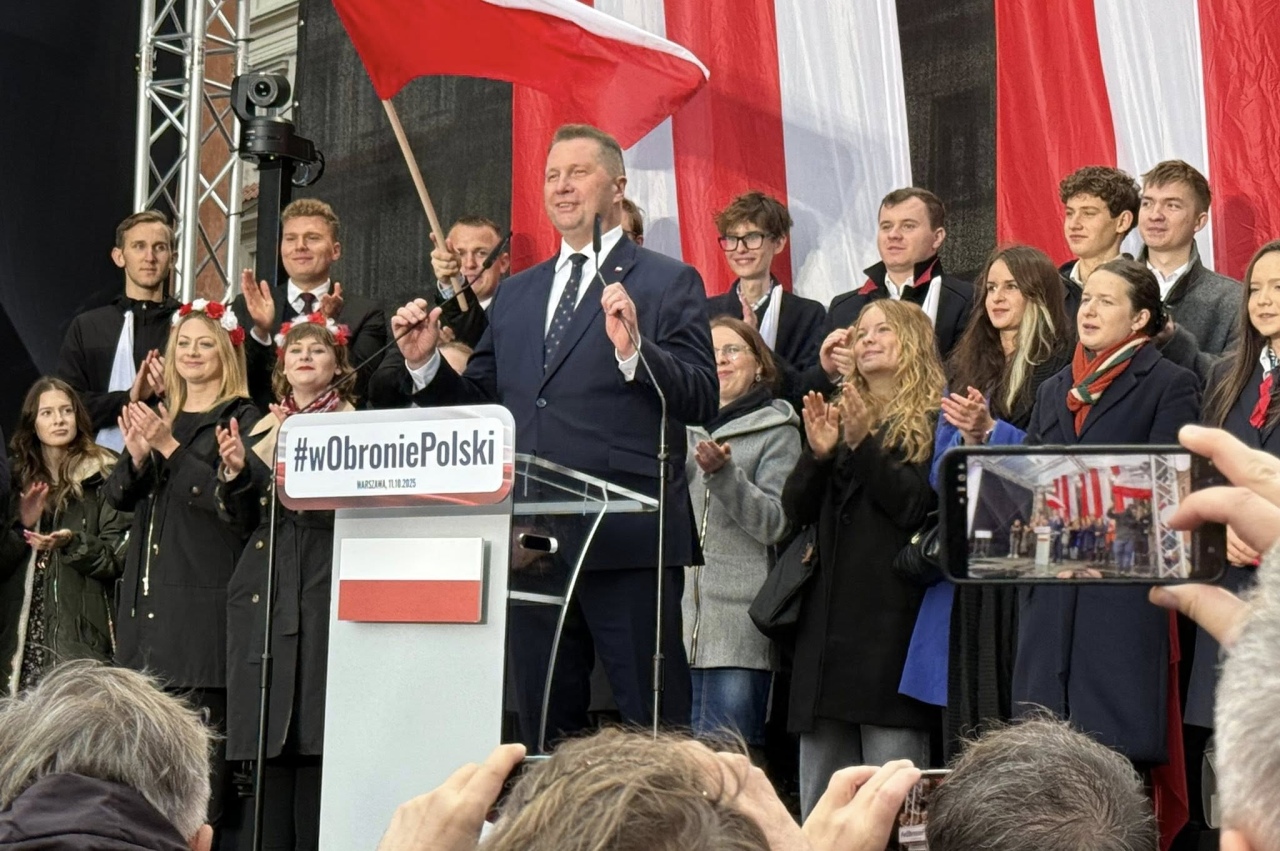 Manifestacja PiS na Placu Zamkowym w Warszawie [11.10.2025] - zdjęcie #5 - eOstroleka.pl