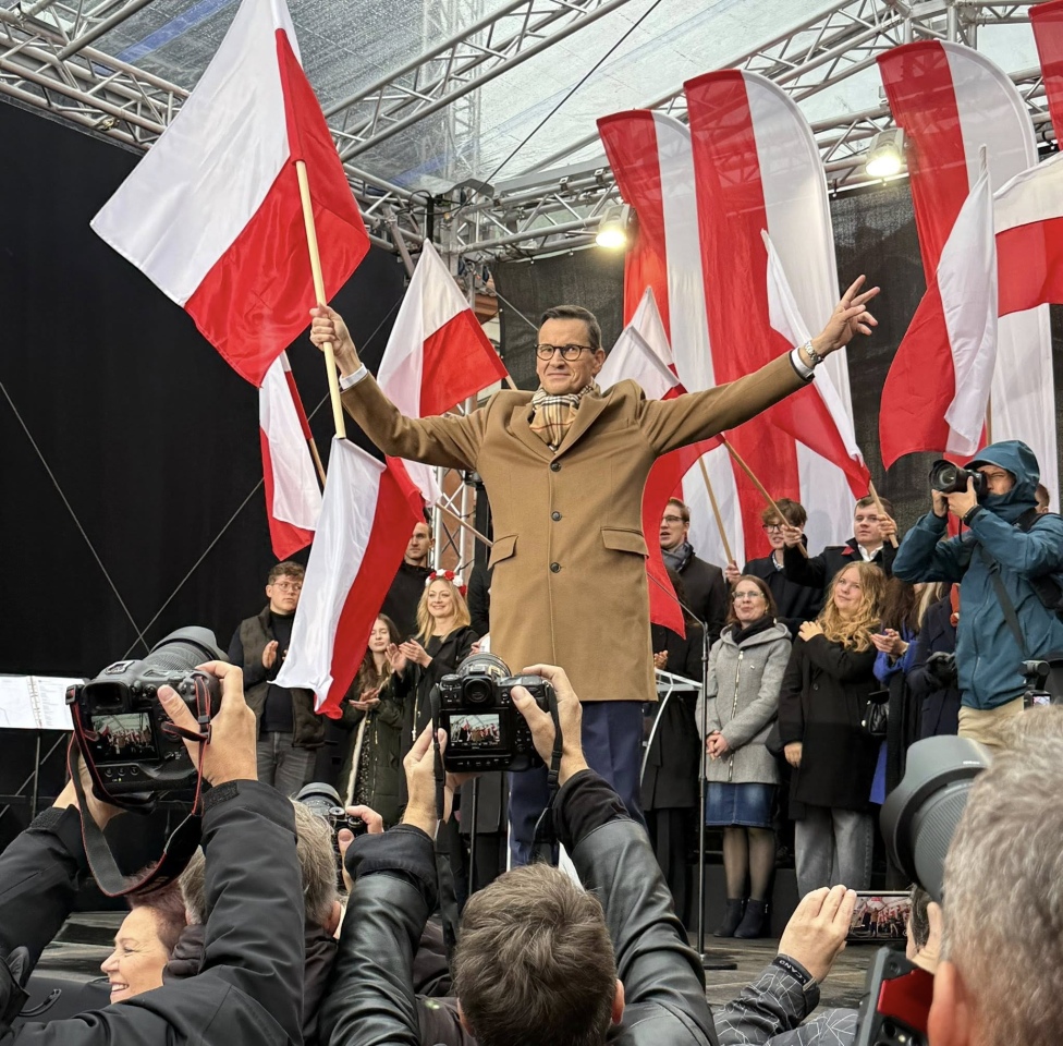 Manifestacja PiS na Placu Zamkowym w Warszawie [11.10.2025] - zdjęcie #4 - eOstroleka.pl