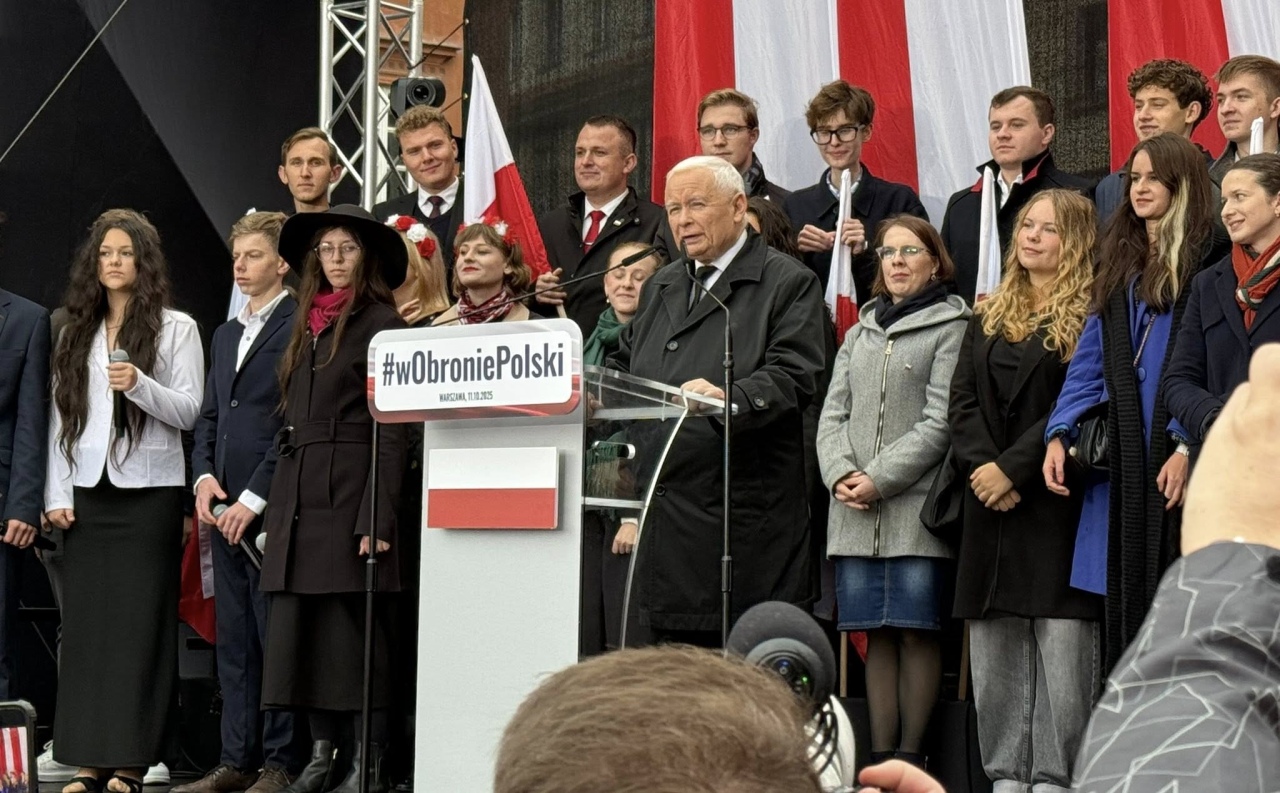 Manifestacja PiS na Placu Zamkowym w Warszawie [11.10.2025] - zdjęcie #3 - eOstroleka.pl