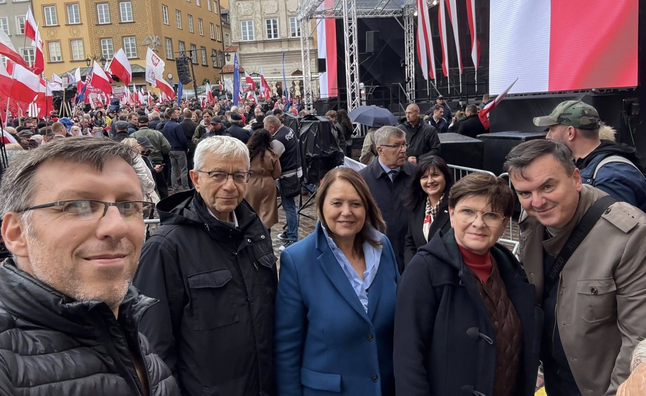 Manifestacja PiS na Placu Zamkowym w Warszawie [11.10.2025] - zdjęcie #2 - eOstroleka.pl