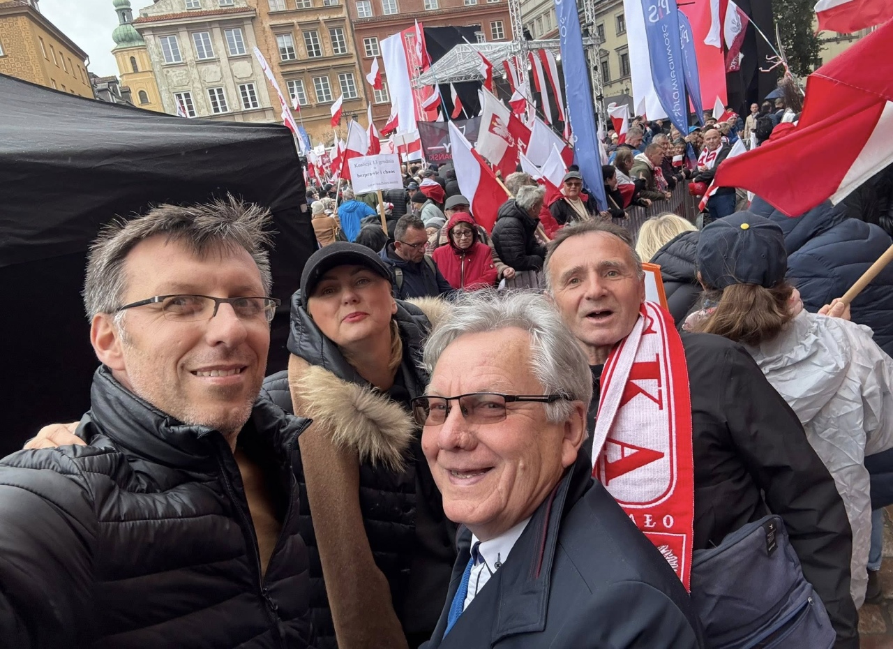 Manifestacja PiS na Placu Zamkowym w Warszawie [11.10.2025] - zdjęcie #1 - eOstroleka.pl