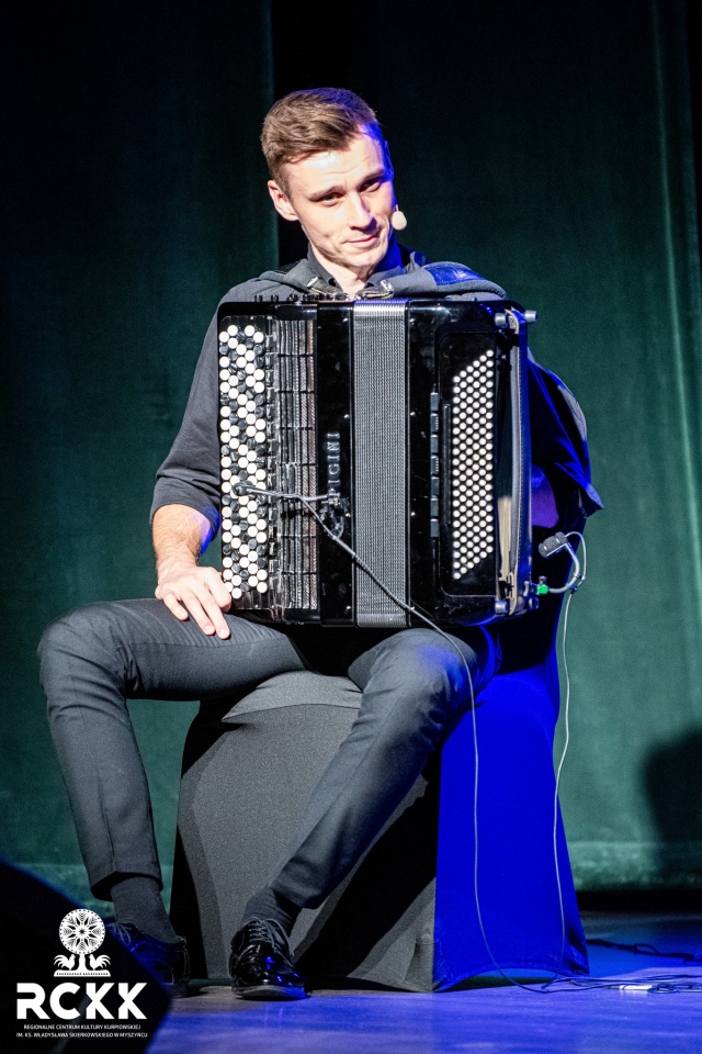 Kabaret Trzecia Strona Medalu w RCKK w Myszyńcu [09.10.2025] - zdjęcie #2 - eOstroleka.pl