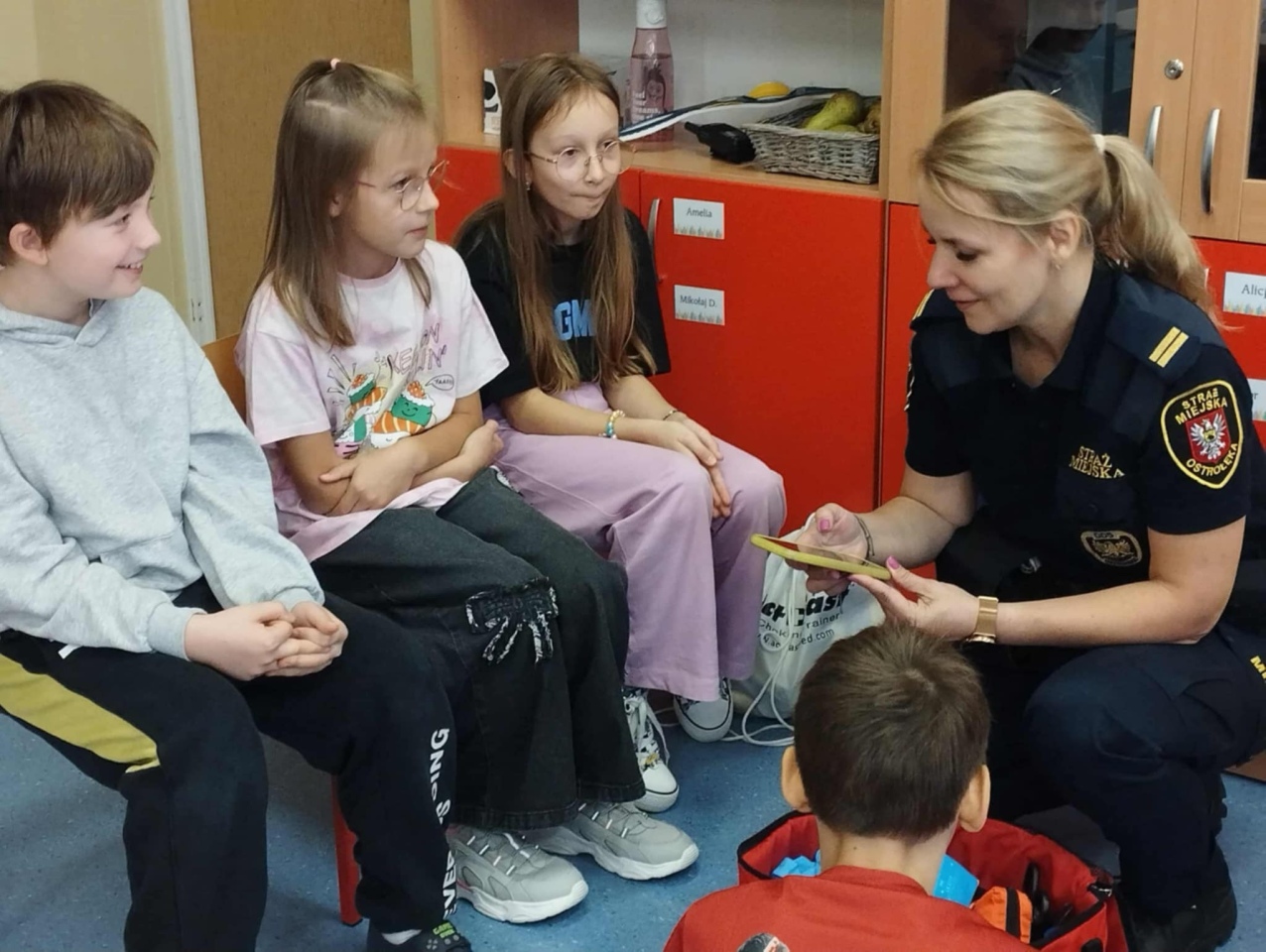 Profilaktyczne zajęcia ze Strażą Miejską w Szkole Podstawowej nr 5 [13.10.2025] - zdjęcie #31 - eOstroleka.pl