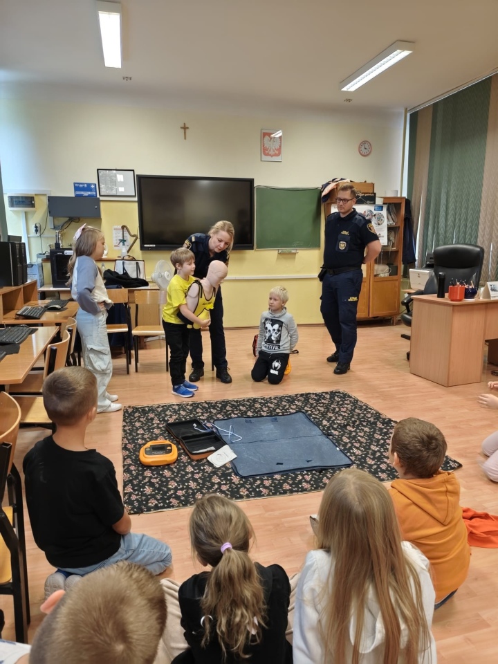 Profilaktyczne zajęcia ze Strażą Miejską w Szkole Podstawowej nr 5 [13.10.2025] - zdjęcie #30 - eOstroleka.pl