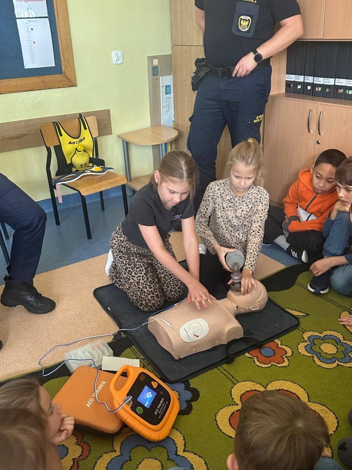 Profilaktyczne zajęcia ze Strażą Miejską w Szkole Podstawowej nr 5 [13.10.2025] - zdjęcie #25 - eOstroleka.pl