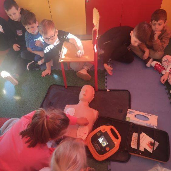 Profilaktyczne zajęcia ze Strażą Miejską w Szkole Podstawowej nr 5 [13.10.2025] - zdjęcie #13 - eOstroleka.pl