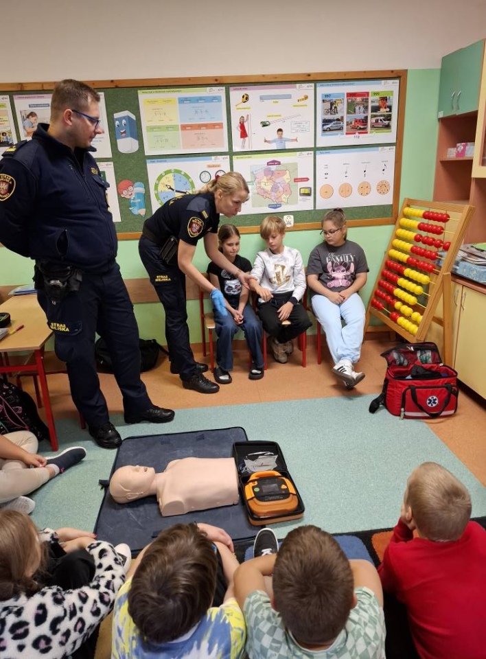 Profilaktyczne zajęcia ze Strażą Miejską w Szkole Podstawowej nr 5 [13.10.2025] - zdjęcie #12 - eOstroleka.pl
