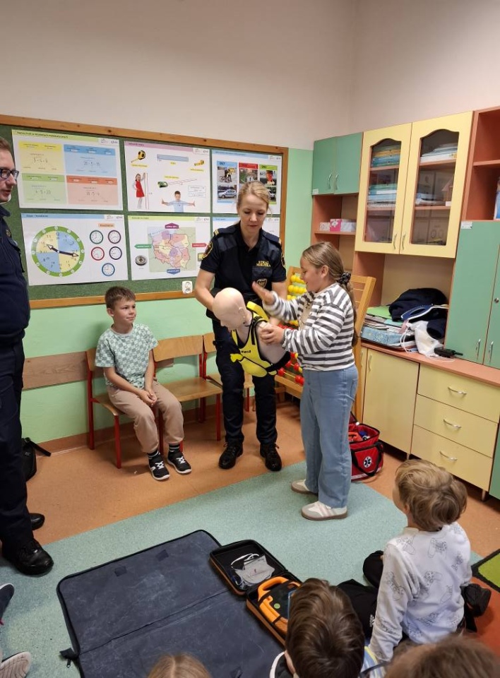 Profilaktyczne zajęcia ze Strażą Miejską w Szkole Podstawowej nr 5 [13.10.2025] - zdjęcie #10 - eOstroleka.pl