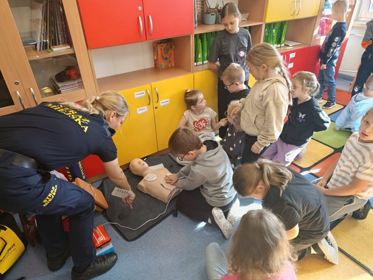 Profilaktyczne zajęcia ze Strażą Miejską w Szkole Podstawowej nr 5 [13.10.2025] - zdjęcie #9 - eOstroleka.pl