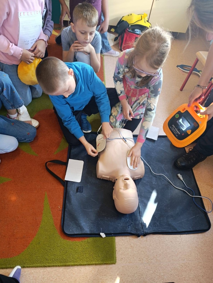 Profilaktyczne zajęcia ze Strażą Miejską w Szkole Podstawowej nr 5 [13.10.2025] - zdjęcie #8 - eOstroleka.pl