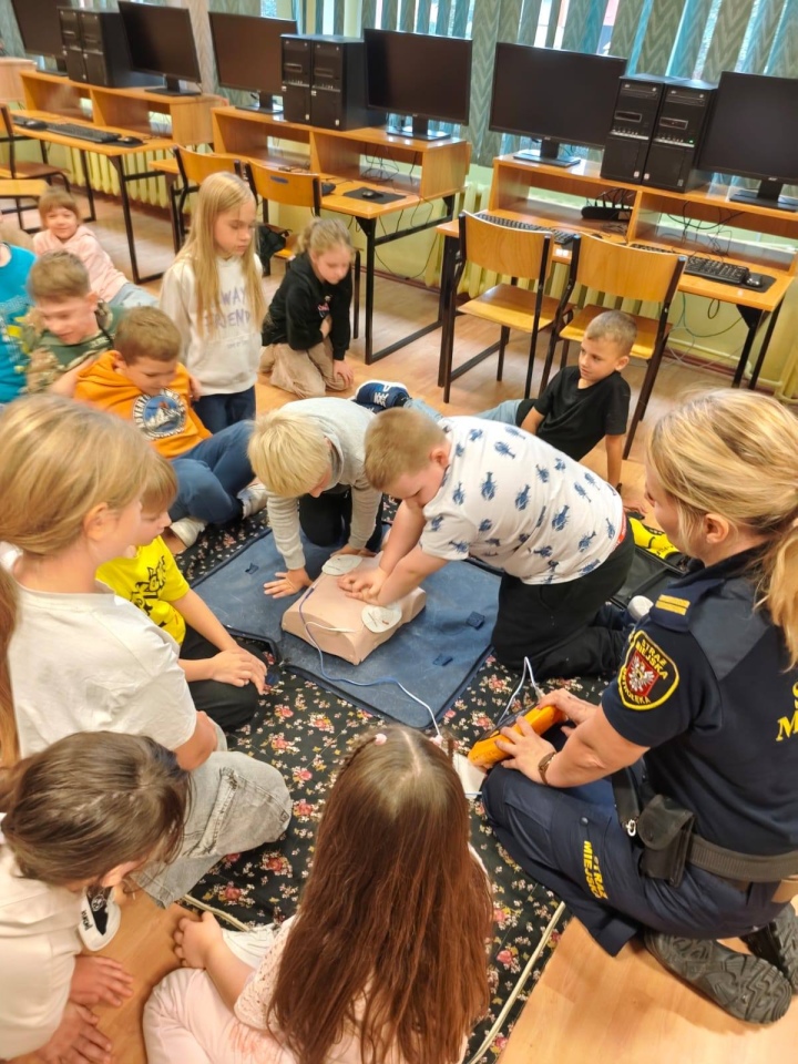 Profilaktyczne zajęcia ze Strażą Miejską w Szkole Podstawowej nr 5 [13.10.2025] - zdjęcie #7 - eOstroleka.pl