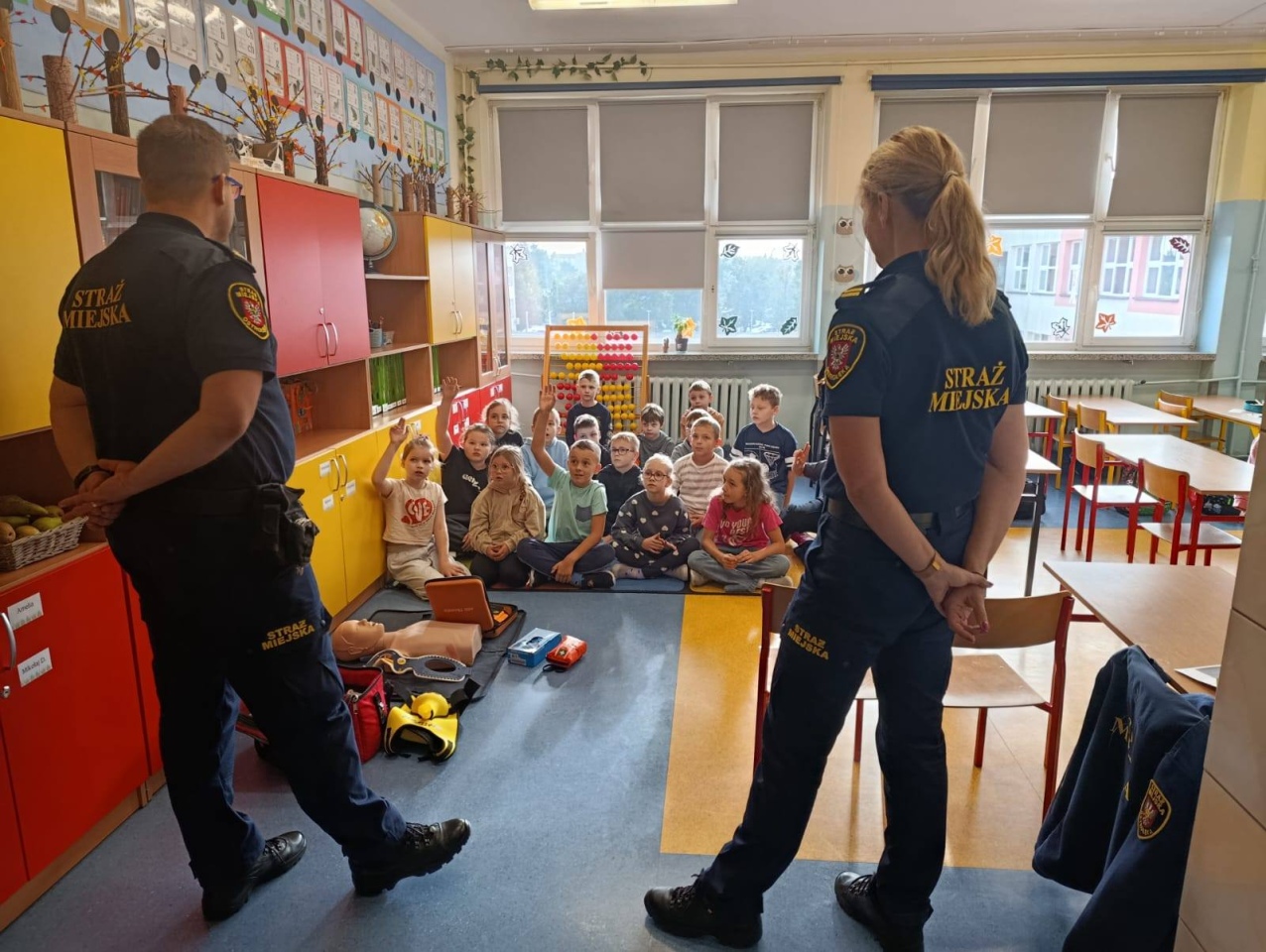 Profilaktyczne zajęcia ze Strażą Miejską w Szkole Podstawowej nr 5 [13.10.2025] - zdjęcie #5 - eOstroleka.pl