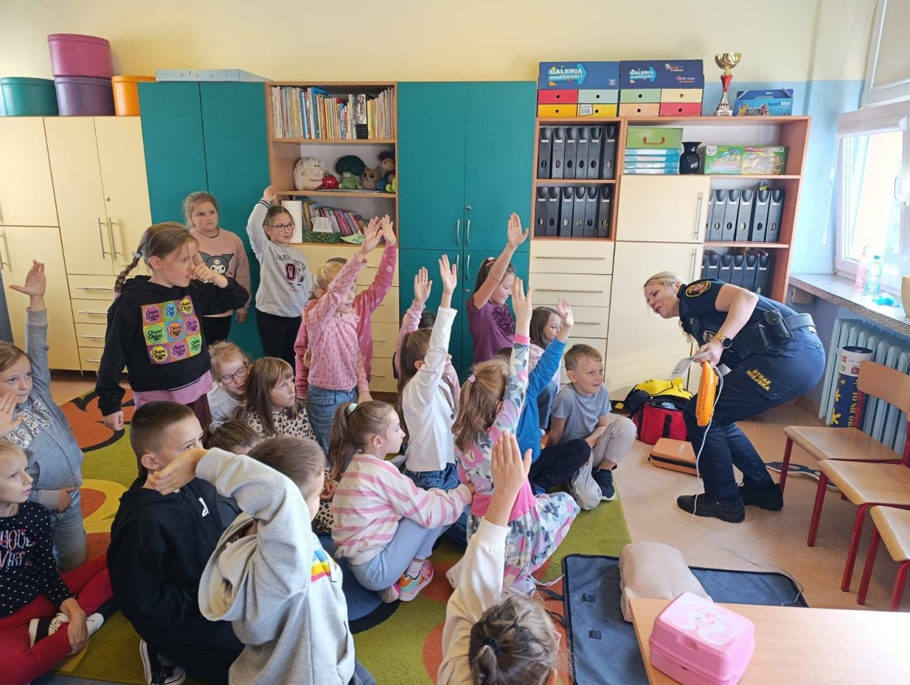 Profilaktyczne zajęcia ze Strażą Miejską w Szkole Podstawowej nr 5 [13.10.2025] - zdjęcie #2 - eOstroleka.pl