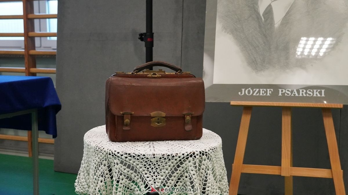 Metalówka ma skarb! Do szkoły trafiła pamiątka dr Psarskiego [15.10] - zdjęcie #146 - eOstroleka.pl