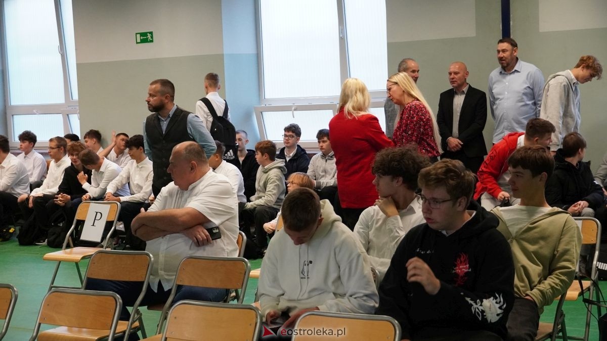 Metalówka ma skarb! Do szkoły trafiła pamiątka dr Psarskiego [15.10] - zdjęcie #137 - eOstroleka.pl