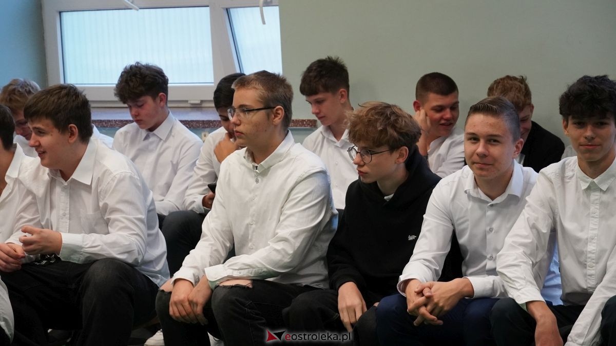 Metalówka ma skarb! Do szkoły trafiła pamiątka dr Psarskiego [15.10] - zdjęcie #126 - eOstroleka.pl