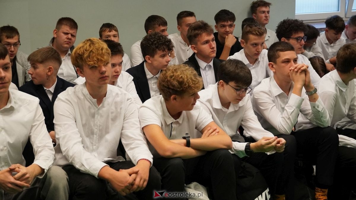 Metalówka ma skarb! Do szkoły trafiła pamiątka dr Psarskiego [15.10] - zdjęcie #124 - eOstroleka.pl