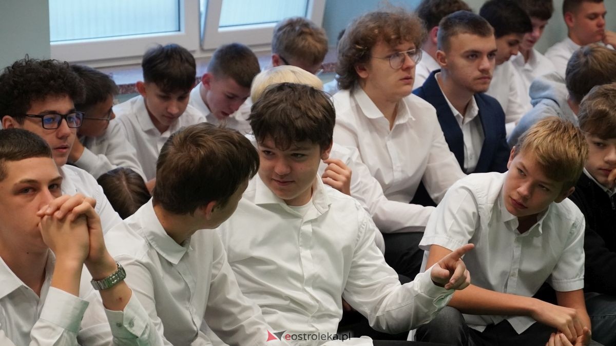 Metalówka ma skarb! Do szkoły trafiła pamiątka dr Psarskiego [15.10] - zdjęcie #123 - eOstroleka.pl