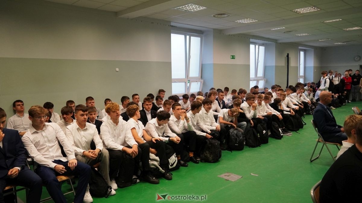 Metalówka ma skarb! Do szkoły trafiła pamiątka dr Psarskiego [15.10] - zdjęcie #122 - eOstroleka.pl