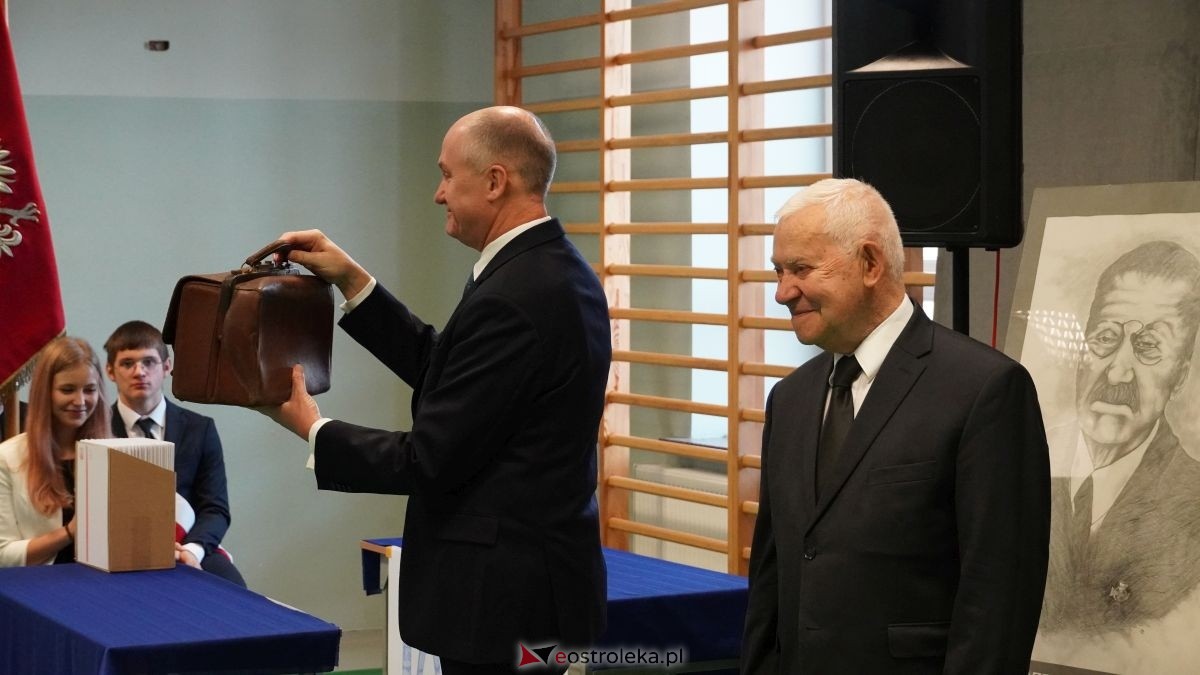 Metalówka ma skarb! Do szkoły trafiła pamiątka dr Psarskiego [15.10] - zdjęcie #77 - eOstroleka.pl