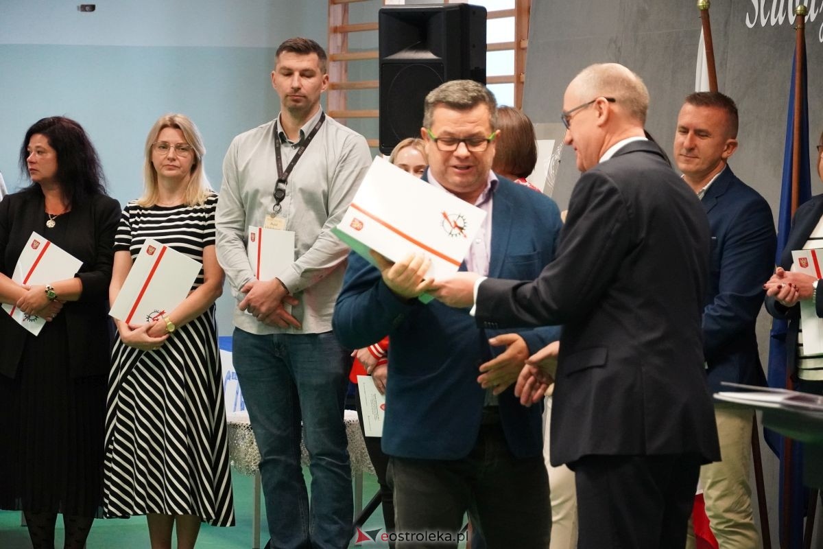 Metalówka ma skarb! Do szkoły trafiła pamiątka dr Psarskiego [15.10] - zdjęcie #55 - eOstroleka.pl