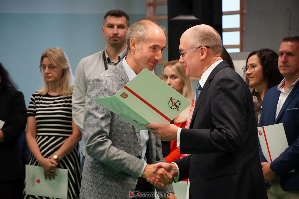 Metalówka ma skarb! Do szkoły trafiła pamiątka dr Psarskiego [15.10] - zdjęcie #51 - eOstroleka.pl