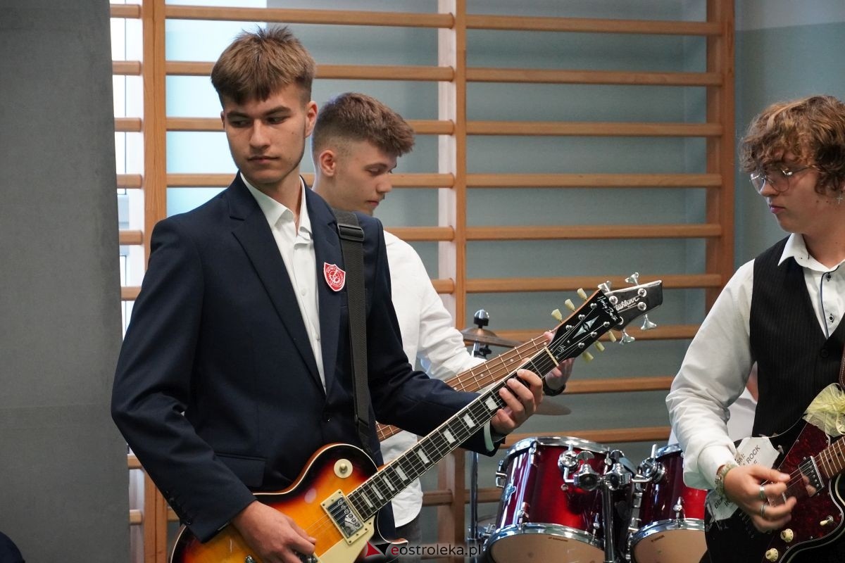 Metalówka ma skarb! Do szkoły trafiła pamiątka dr Psarskiego [15.10] - zdjęcie #40 - eOstroleka.pl