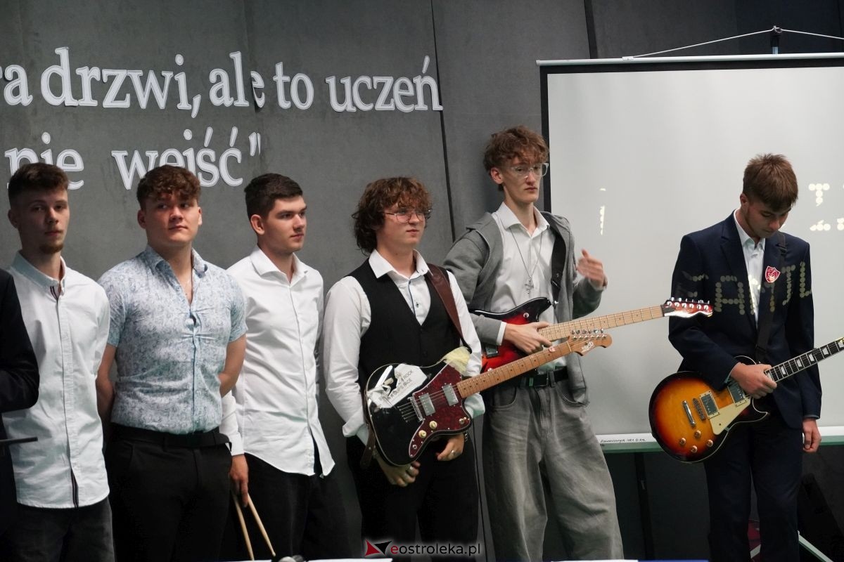 Metalówka ma skarb! Do szkoły trafiła pamiątka dr Psarskiego [15.10] - zdjęcie #19 - eOstroleka.pl