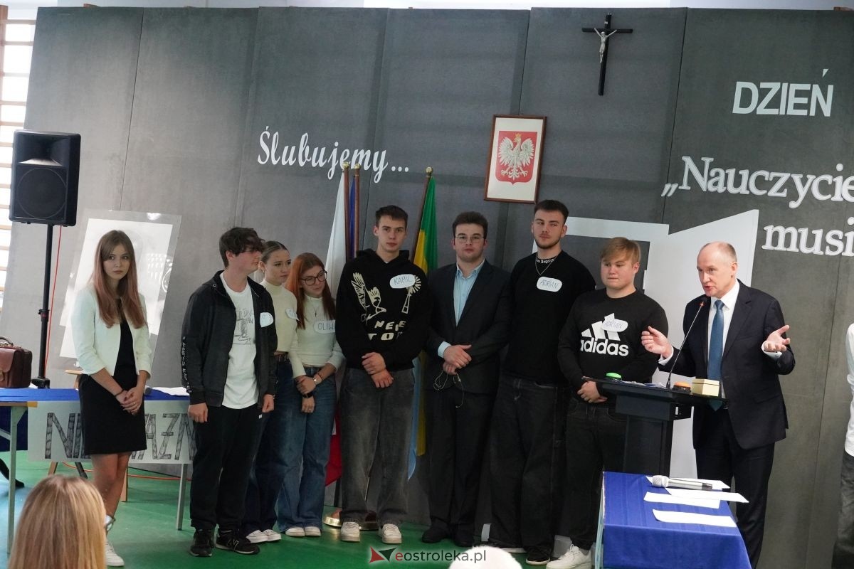 Metalówka ma skarb! Do szkoły trafiła pamiątka dr Psarskiego [15.10] - zdjęcie #16 - eOstroleka.pl