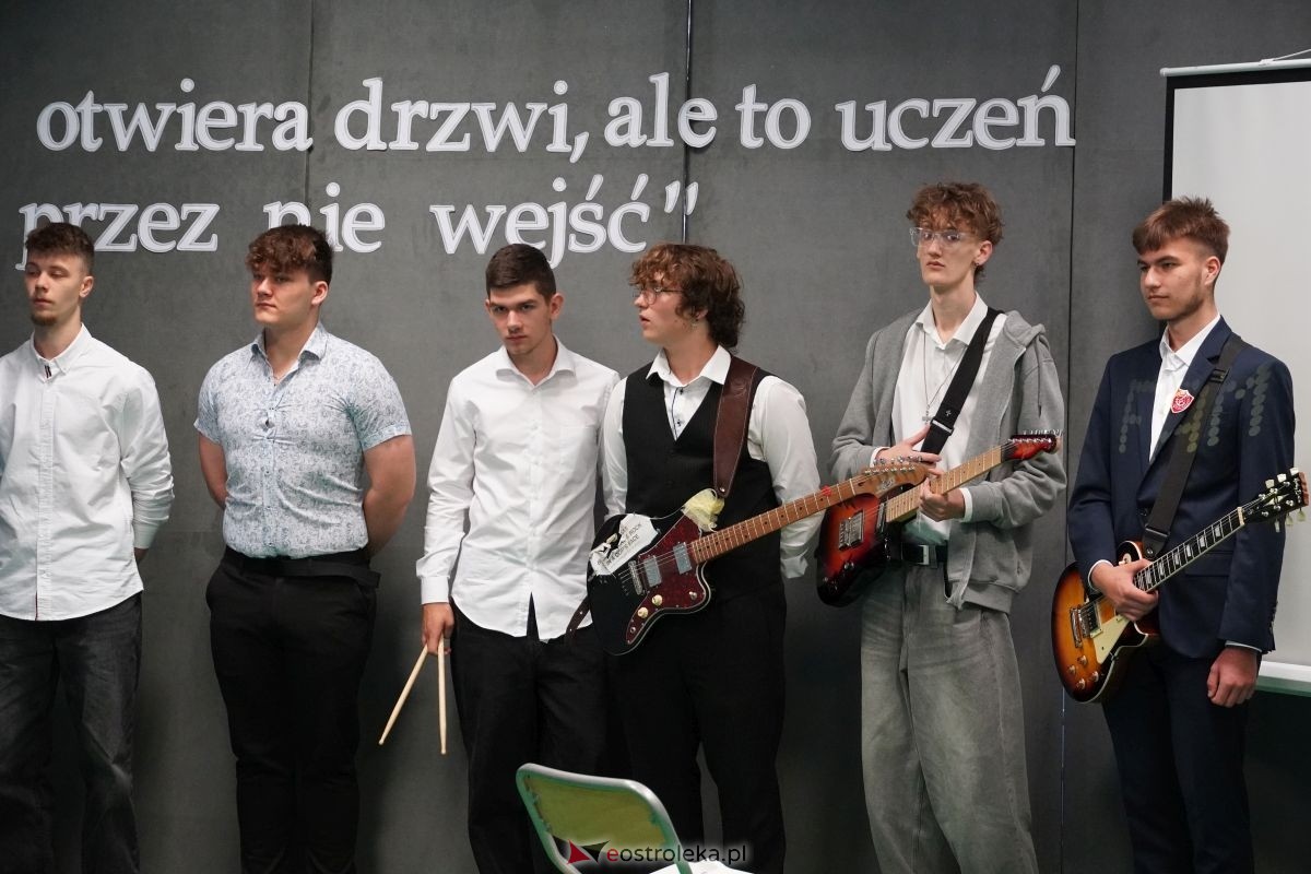 Metalówka ma skarb! Do szkoły trafiła pamiątka dr Psarskiego [15.10] - zdjęcie #15 - eOstroleka.pl