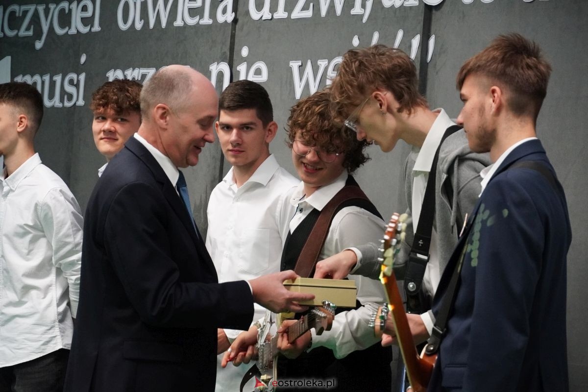 Metalówka ma skarb! Do szkoły trafiła pamiątka dr Psarskiego [15.10] - zdjęcie #12 - eOstroleka.pl