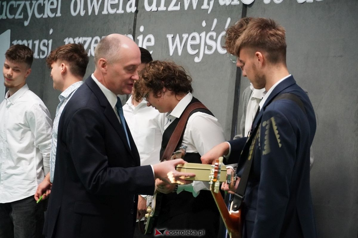 Metalówka ma skarb! Do szkoły trafiła pamiątka dr Psarskiego [15.10] - zdjęcie #11 - eOstroleka.pl