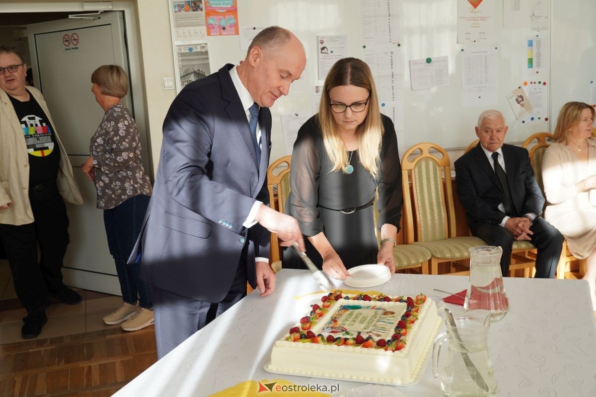 Metalówka ma skarb! Do szkoły trafiła pamiątka dr Psarskiego [15.10] - zdjęcie #4 - eOstroleka.pl