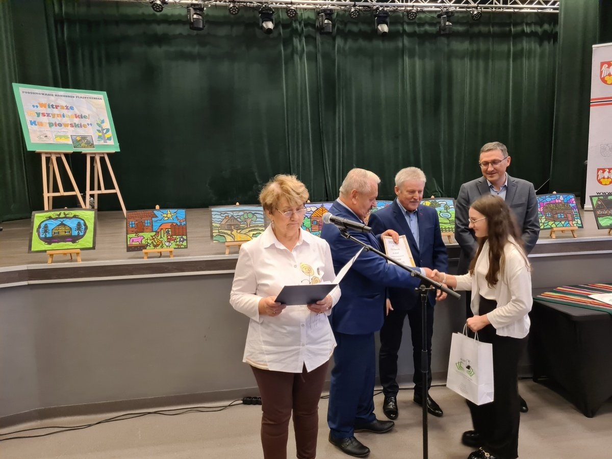  PODSUMOWANIE KONKURSU PLASTYCZNEGO WITRAŻE MYSZYNIECKIE/KURPIOWSKIE [15.10.2025] - zdjęcie #26 - eOstroleka.pl