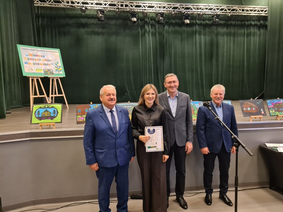  PODSUMOWANIE KONKURSU PLASTYCZNEGO WITRAŻE MYSZYNIECKIE/KURPIOWSKIE [15.10.2025] - zdjęcie #11 - eOstroleka.pl
