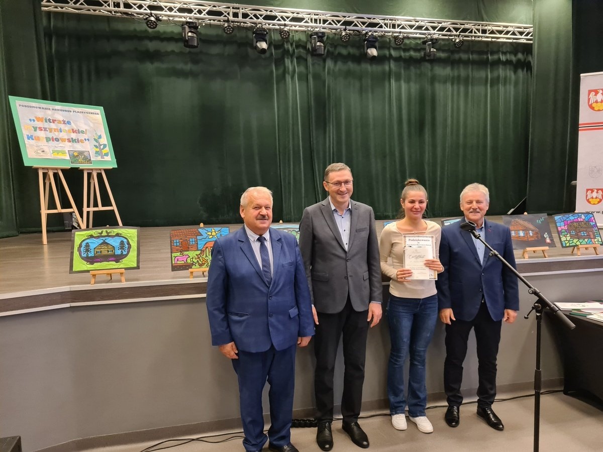  PODSUMOWANIE KONKURSU PLASTYCZNEGO WITRAŻE MYSZYNIECKIE/KURPIOWSKIE [15.10.2025] - zdjęcie #10 - eOstroleka.pl