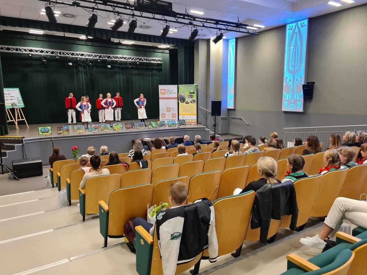  PODSUMOWANIE KONKURSU PLASTYCZNEGO WITRAŻE MYSZYNIECKIE/KURPIOWSKIE [15.10.2025] - zdjęcie #1 - eOstroleka.pl