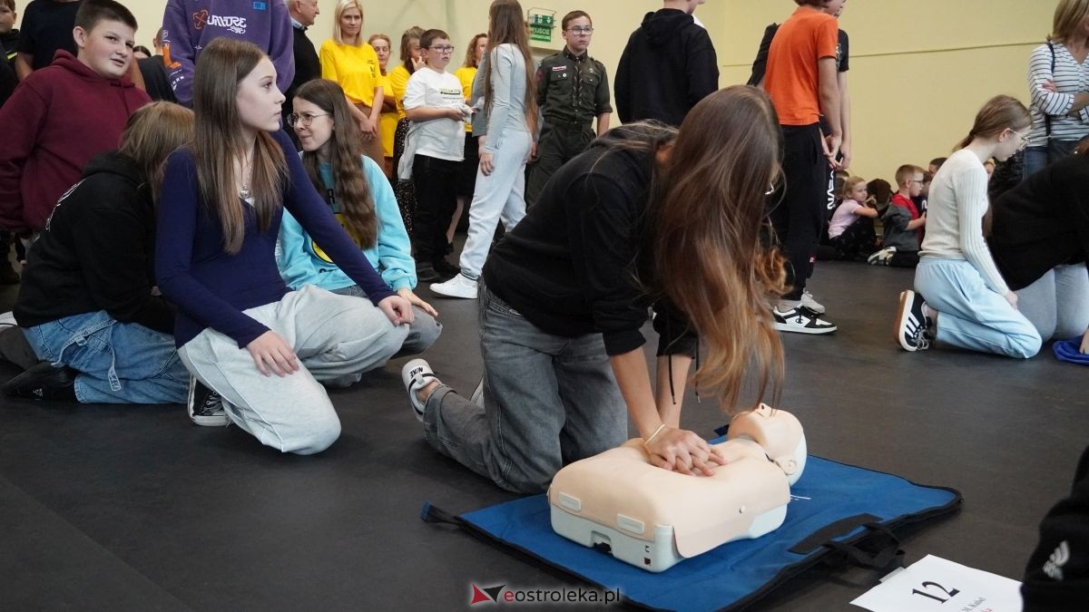 Kadzidło dołożyło swoją cegiełkę do ogólnopolskiego rekordu WOŚP! Lokalna społeczność uczyła się ratować życie z wielkim sercem [16.10.2025] - zdjęcie #60 - eOstroleka.pl