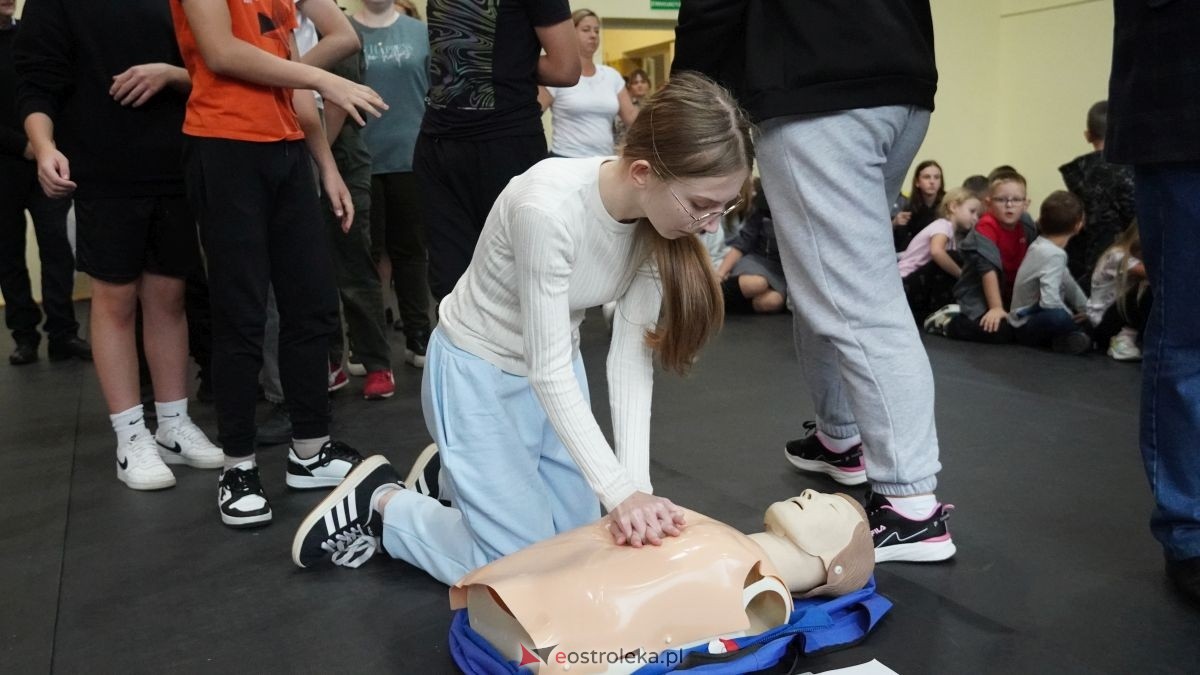 Kadzidło dołożyło swoją cegiełkę do ogólnopolskiego rekordu WOŚP! Lokalna społeczność uczyła się ratować życie z wielkim sercem [16.10.2025] - zdjęcie #58 - eOstroleka.pl