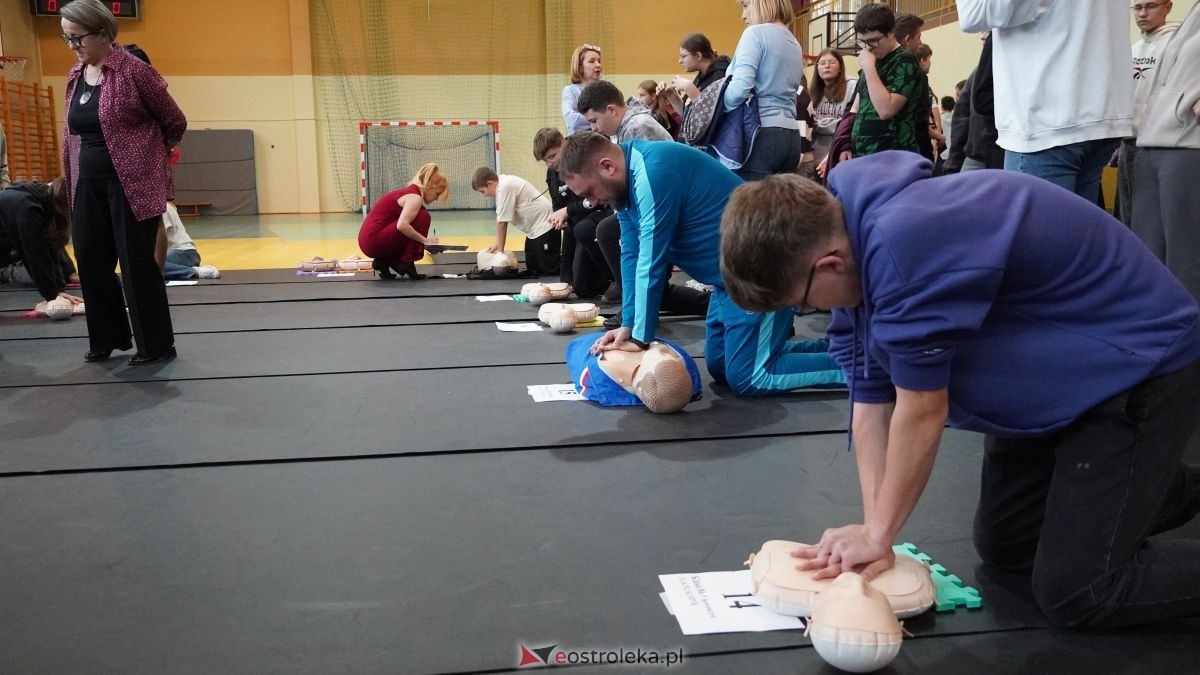 Kadzidło dołożyło swoją cegiełkę do ogólnopolskiego rekordu WOŚP! Lokalna społeczność uczyła się ratować życie z wielkim sercem [16.10.2025] - zdjęcie #23 - eOstroleka.pl