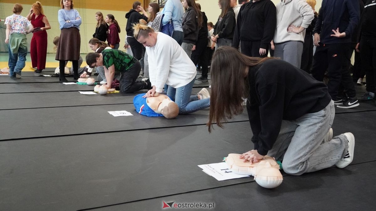 Kadzidło dołożyło swoją cegiełkę do ogólnopolskiego rekordu WOŚP! Lokalna społeczność uczyła się ratować życie z wielkim sercem [16.10.2025] - zdjęcie #22 - eOstroleka.pl