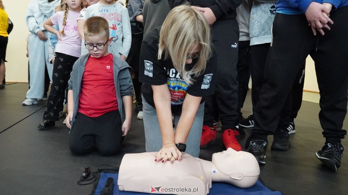 Kadzidło dołożyło swoją cegiełkę do ogólnopolskiego rekordu WOŚP! Lokalna społeczność uczyła się ratować życie z wielkim sercem [16.10.2025] - zdjęcie #11 - eOstroleka.pl