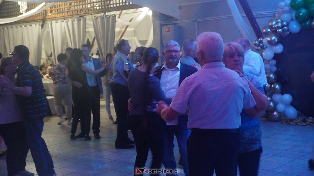 Potańcówka jak za dawnych lat i...  sto lat dla wójta Grali! Seniorzy rozgrzali parkiet w Zabielu [16.10.2025] - zdjęcie #27 - eOstroleka.pl