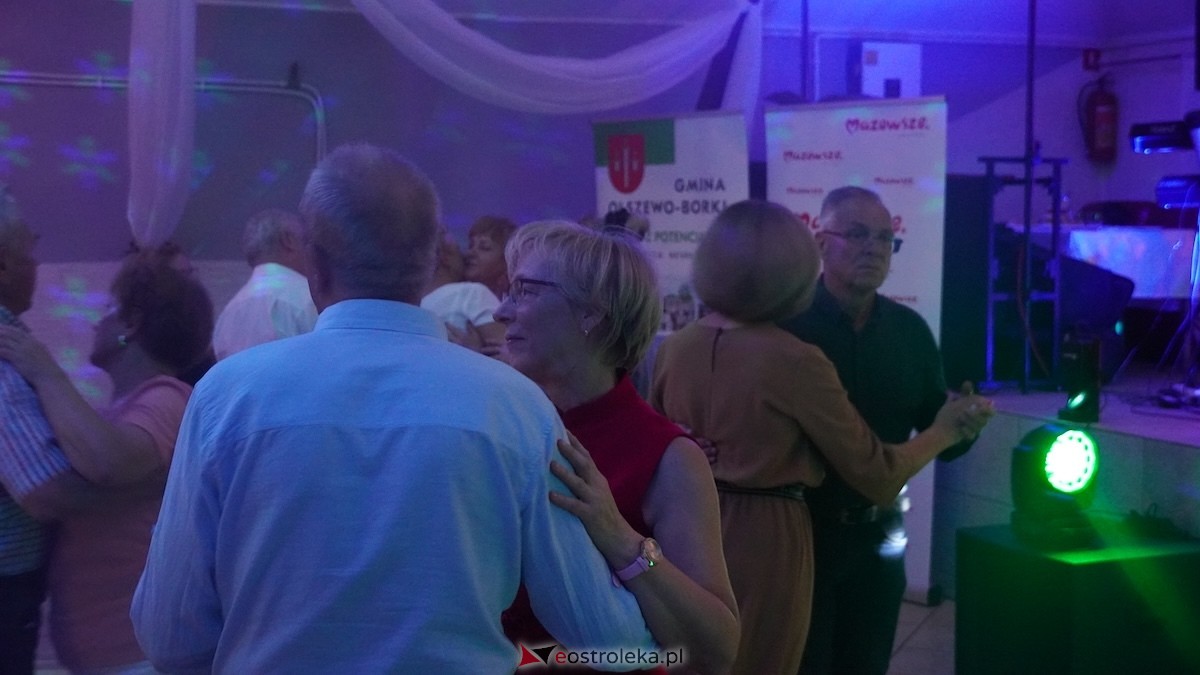 Potańcówka jak za dawnych lat i...  sto lat dla wójta Grali! Seniorzy rozgrzali parkiet w Zabielu [16.10.2025] - zdjęcie #24 - eOstroleka.pl