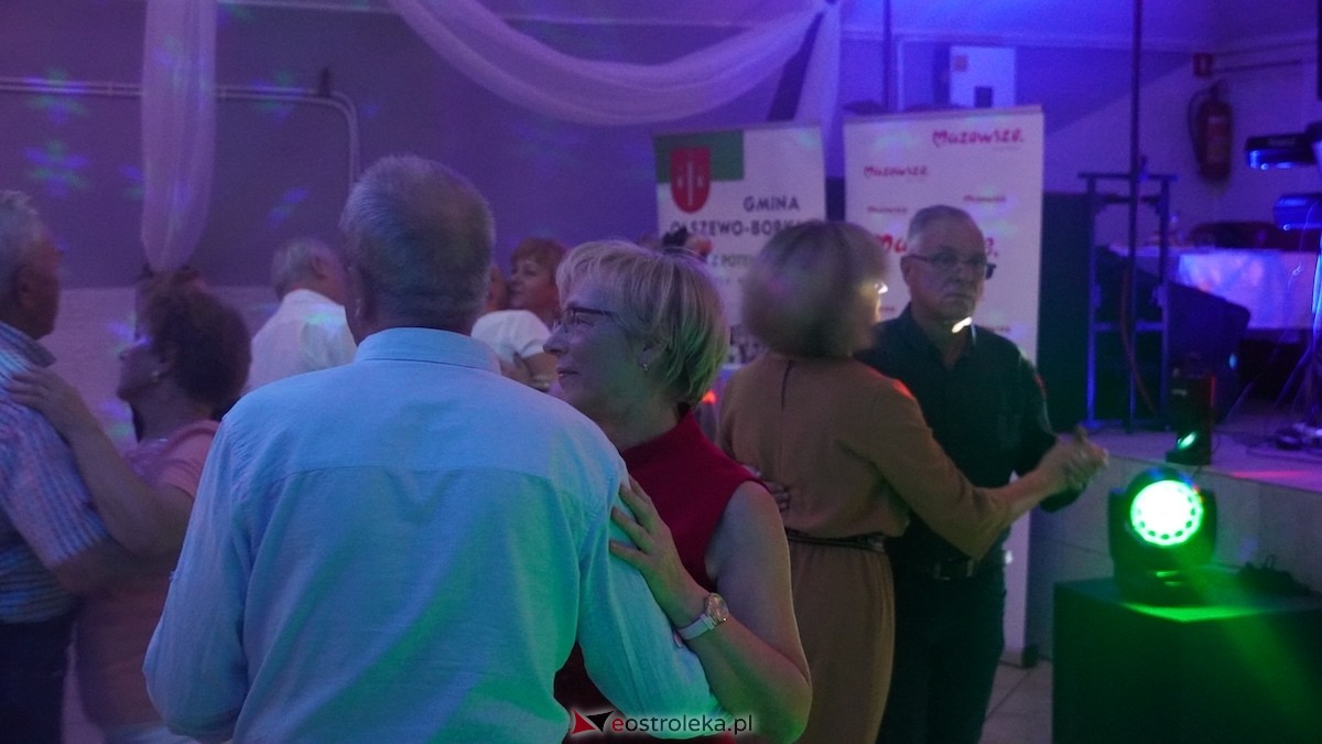 Potańcówka jak za dawnych lat i...  sto lat dla wójta Grali! Seniorzy rozgrzali parkiet w Zabielu [16.10.2025] - zdjęcie #23 - eOstroleka.pl