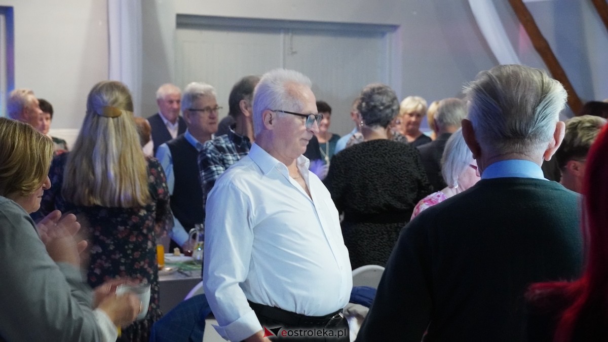 Potańcówka jak za dawnych lat i...  sto lat dla wójta Grali! Seniorzy rozgrzali parkiet w Zabielu [16.10.2025] - zdjęcie #16 - eOstroleka.pl