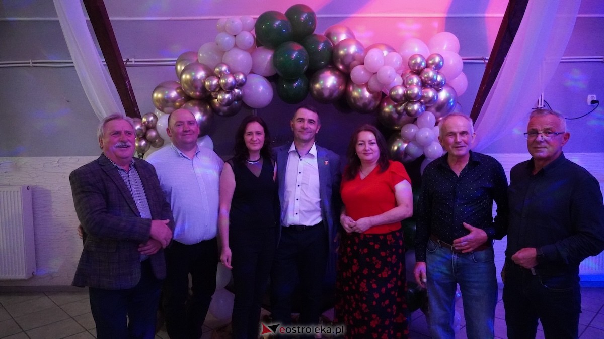 Potańcówka jak za dawnych lat i...  sto lat dla wójta Grali! Seniorzy rozgrzali parkiet w Zabielu [16.10.2025] - zdjęcie #13 - eOstroleka.pl