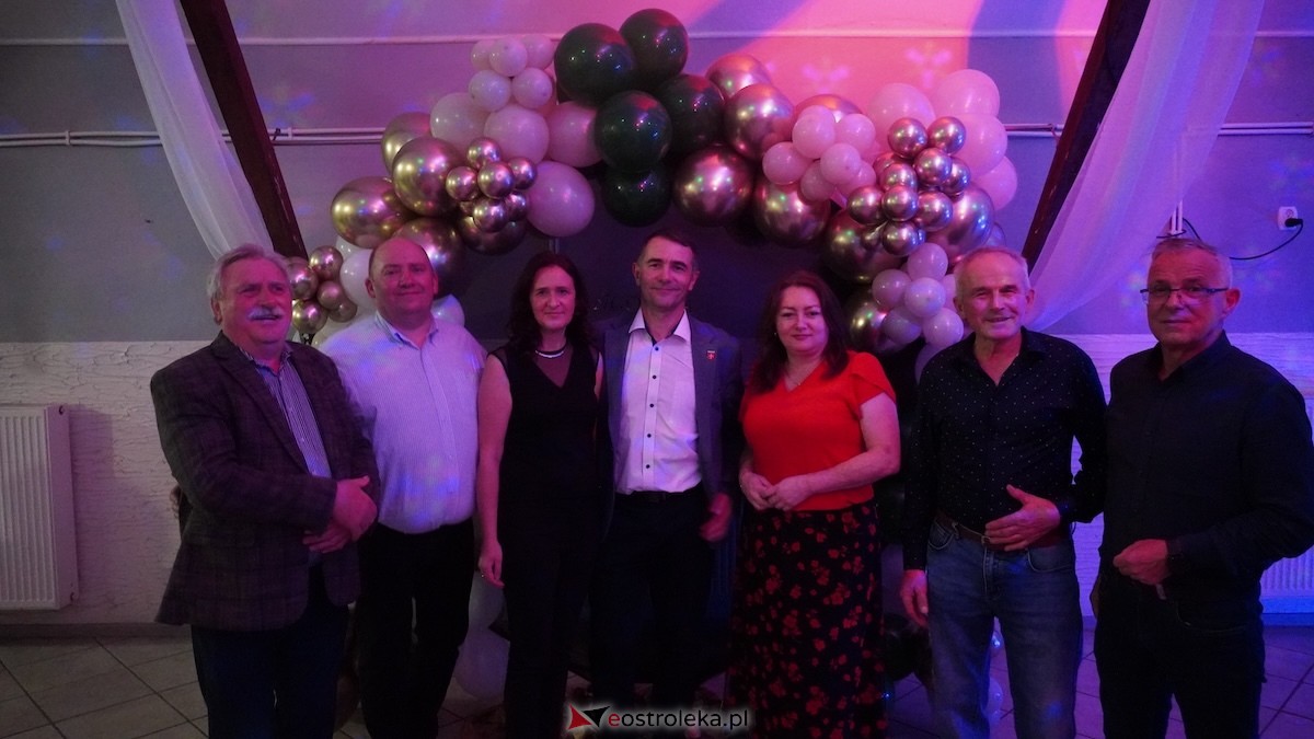 Potańcówka jak za dawnych lat i...  sto lat dla wójta Grali! Seniorzy rozgrzali parkiet w Zabielu [16.10.2025] - zdjęcie #12 - eOstroleka.pl