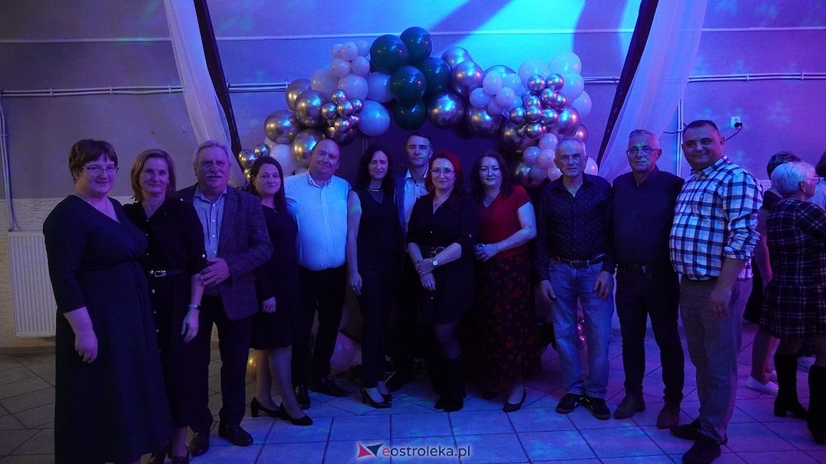 Potańcówka jak za dawnych lat i...  sto lat dla wójta Grali! Seniorzy rozgrzali parkiet w Zabielu [16.10.2025] - zdjęcie #10 - eOstroleka.pl